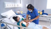 Bác sĩ đang thăm khám cho mẹ con sản phụ ẢNH: BVCC