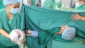 Sau 15 tuần can thiệp, điều trị tích cực, thai phụ được các bác sĩ Bệnh viện Hùng Vương tiến hành mổ bắt thai lúc 35 tuần