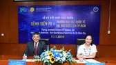 Tiến sĩ Trần Tiến Khoa, Hiệu trưởng Trường ĐH Quốc tế và bà Phạm Thị Thanh Mai, Giám đốc điều hành Bệnh viện FV ký kết thỏa thuận hợp tác giữa 2 đơn vị