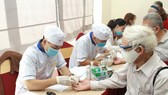 Người dân kiểm tra đường huyết tại lễ mít-tinh hưởng ứng Ngày đái tháo đường thế giới