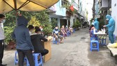 Nhân viên y tế lấy mẫu xét nghiệm cho người dân trên địa bàn phường 7, quận 6