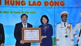 Phó Chủ tịch nước Đặng Thị Ngọc Thịnh đã trao tặng danh hiệu Anh hùng Lao động thời kỳ đổi mới giai đoạn 2009-2019 cho Trường Đại học Y khoa Phạm Ngọc Thạch