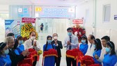 Các đại biểu tham dự cắt băng khánh thành Trung tâm lọc máu theo tiêu chuẩn Nhật Bản tại Bệnh viện Nguyễn Tri Phương