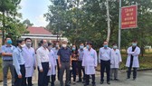 Thứ trưởng Bộ Y tế Nguyễn Trường Sơn thăm hỏi động viên đội ngũ y bác sĩ Bệnh viện Bệnh lý hô hấp cấp tính Củ Chi