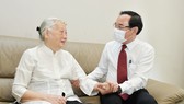 Bí thư Thành ủy TPHCM Nguyễn Văn Nên thăm, chúc mừng thầy thuốc và gia đình thầy thuốc tiêu biểu