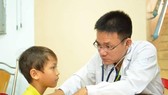 PGS-TS-BS Lê Minh Khôi đang thăm khám cho bệnh nhi
