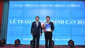 Phó Chủ tịch UBND TPHCM trao quyết định cho PGS-TS Nguyễn Thanh Hiệp