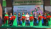 Các đại biểu cắt băng khánh thành đưa vào hoạt động Bệnh viện Đa khoa quốc tế Hoàn Mỹ Thủ Đức