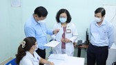 Thứ trưởng Bộ Y tế Đỗ Xuân Tuyên kiểm tra công tác tiêm chủng vaccine Covid-19 tại Bệnh viện Hùng Vương