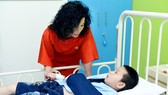Bà Nguyễn Thị Lệ Thu, Chủ tịch Hội đồng quản lý Quỹ Nâng bước tuổi thơ thăm em nhỏ bị dị tật