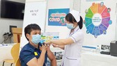 Nhân viên Trung tâm Kiểm soát bệnh tật TPHCM được tiêm vaccine Covid-19