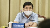 Chủ tịch UBND TPHCM Nguyễn Thành Phong phát biểu chỉ đạo tại cuộc họp. Ảnh: HOÀNG HÙNG