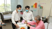 Thạc sĩ Lê Minh Hiển, Trưởng Phòng Công tác xã hội, Bệnh viện Chợ Rẫy cùng nhân viên UBND Phường 12, quận 5 mang thùng phiếu đến tận giường bệnh để bệnh nhân thực hiện quyền bầu cử