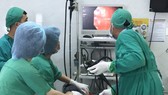 Bắt chước ảo thuật gia nuốt đồng xu, bé trai 8 tuổi suýt nghẹt thở