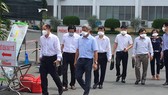 Thứ trưởng Bộ Y tế Nguyễn Trường Sơn đến Bệnh viện Bệnh Nhiệt đới TPHCM chỉ đạo công tác phòng chống dịch, sáng 13-6-2021