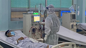 Bệnh nhân mắc Covid-19 đang được chạy thận ngay tại Bệnh viện dã chiến điều trị bệnh nhân Covid-19 Củ Chi