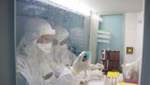 Nhân viên y tế thực hiện xét nghiệm RT-PCR nhân viên y tế, người bệnh, người nhà người bệnh tại bệnh viện