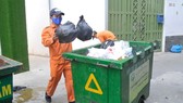 Nhân viên vệ sinh thu gom rác trên địa bàn thành phố