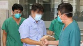 Chiến sĩ P.C.Đ. cảm ơn ekip bác sĩ Bệnh viện Chợ Rẫy TPHCM