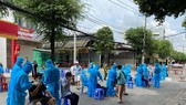 Nhân viên y tế lấy mẫu xét nghiệm cho người dân