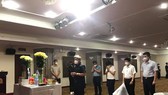 Thứ trưởng Bộ Y tế Nguyễn Trường Sơn chia buồn cùng em Dương Thị Anh và gia đình ẢNH: BỘ Y TẾ