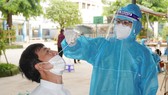 Nhân viên y tế lấy mẫu xét nghiệm cho người dân