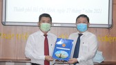 Phó Chủ tịch UBND TPHCM Dương Anh Đức trao Quyết định công nhận Hiệu trưởng Trường Đại học Y khoa Phạm Ngọc Thạch