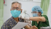 Nhân viên y tế tiêm vaccine cho người dân trên địa bàn TP Thủ Đức