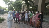 Nhân viên y tế hướng dẫn cho bệnh nhân khi ra viện