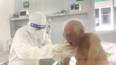 Điều dưỡng của Trung tâm hồi sức người bệnh Covid 19 Việt Đức chăm sóc cụ T.. 