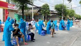 Nhân viên y tế lấy mẫu xét nghiệm cho người dân