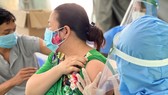 Nhân viên y tế tiêm vaccine cho người dân