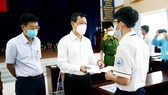 TS.BS Nguyễn Tri Thức trao tặng học bổng cho một em học sinh không may có người thân mất vì Covid-19