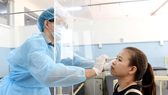 Nhân viên y tế lấy mẫu xét nghiệm cho người dân tại Bệnh viện Nhân dân Gia Định