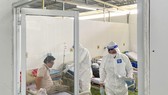 Nhân viên y tế chăm sóc cho bệnh nhân mắc Covid-19 nặng. Ảnh: HOÀNG HÙNG