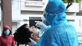 Nhân viên y tế lấy mẫu xét nghiệm cho người dân