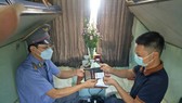 Trưởng tàu Đinh Quang Sơn trao trả tài sản cho người bỏ quên