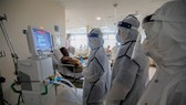 Nhân viên y tế đang chăm sóc và điều trị cho bệnh nhân mắc Covid-19