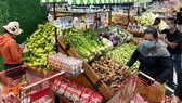 Người dân mua sắm tại siêu thị trước giờ giãn cách. Ảnh: HOÀNG HÙNG