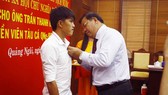 Trao tặng Huân chương dũng cảm cho ngư dân cứu người giữa biển Hoàng Sa