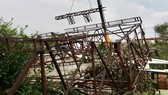 Pano quảng cáo đổ sập 3 mái nhà dân ở Quảng Ngãi
