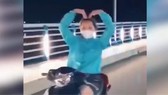 Quảng Ngãi: Cô gái trong clip thả tay lái “múa quạt” bị phạt 7,4 triệu đồng