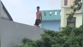 Thanh niên có dấu hiệu “ngáo đá” leo nhà dân
