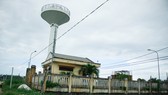 Công trình cấp nước sinh hoạt được đầu tư hơn 11 tỷ đồng đã bị bỏ hoang gần 2 năm nay. Ảnh: NGUYỄN TRANG