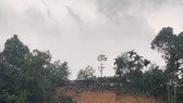 Sạt lở núi xã Ba Nam, đe dọa nhà dân