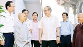 City Party Committee Secretary Nguyen Thien Nhan visits Thien Tinh Pagoda, District 2, Ho Chi Minh City in the afternoon of May 12th. (Photo: VIET DUNG)