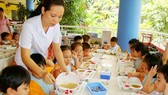 Học sinh nghỉ học tránh bão, trường vẫn thu tiền ăn?