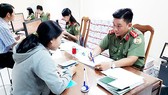 Cán bộ Phòng Quản lý xuất nhập cảnh, Công an TPHCM hướng dẫn người dân và tiếp nhận hồ sơ làm hộ chiếu