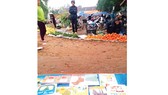 Mang sách về chợ quê