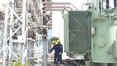 Công nhân EVNHCMC đang kiểm tra hệ thống điện